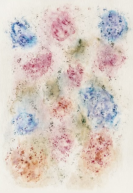 Fragmentos: manchas e respingos de aquarela em azul, rosa, ocre e sálvia sobre fundo claro